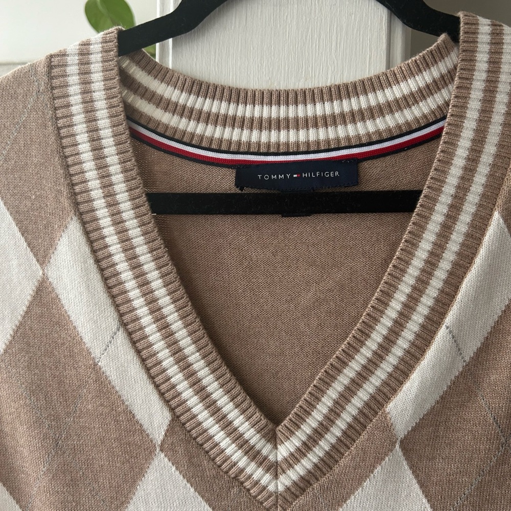 Tan and White Argyle Sweater Vest Men’s and Women’s Tommy Hilfiger - Picture 2 of 9